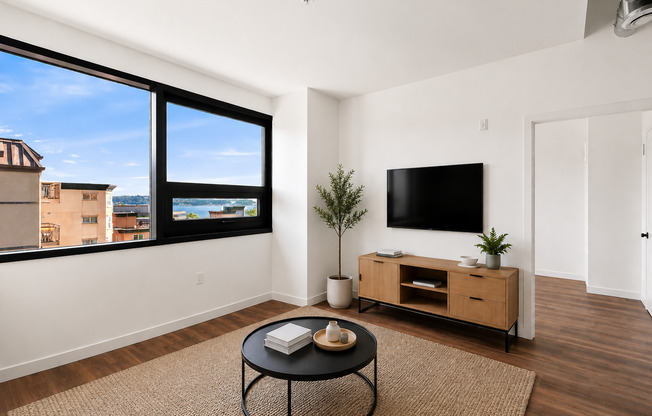 1 bed, 1 bath, 655 sqft, $2,725, Unit 213