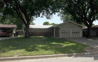 1221 W FULTZ