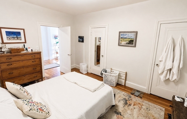 2 beds, 1 bath, 833 sqft, $2,700, Unit 42