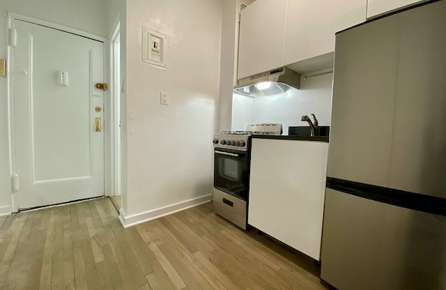 343 W 21 ST