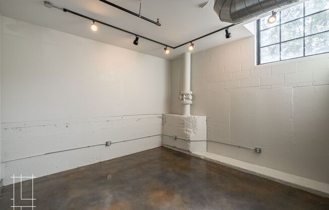 2 beds, 2 baths, $2,300, Unit 727 N. 4th St. Apt. 101