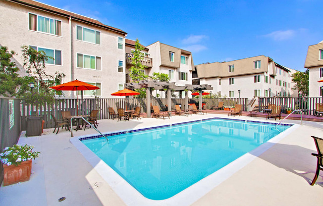 Courtyard resort-style sparkling  pool at Woodcliff Luxury Apartment Rentals On the Westside