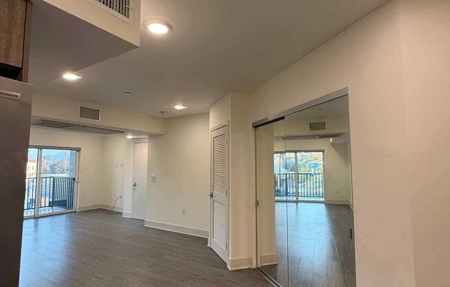 2022 W Sunset Boulevard