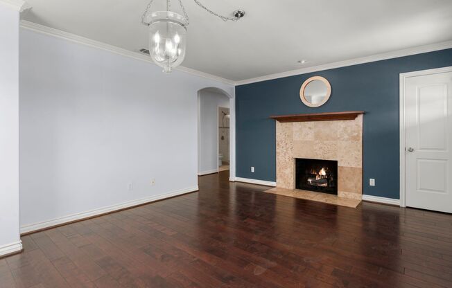Crown Point 4Bed 3Bath (2 Primary suites) Drive way Parking, Garage, Private fenced lot, walk to Bay