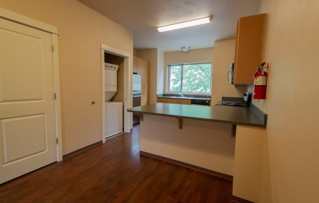 2 beds, 1.5 baths, 879 sqft, $1,890, Unit 33