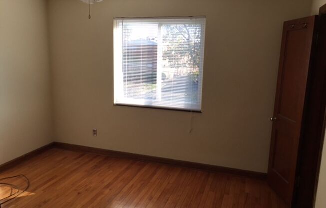 2 beds, 1 bath, 924 sqft, $1,595