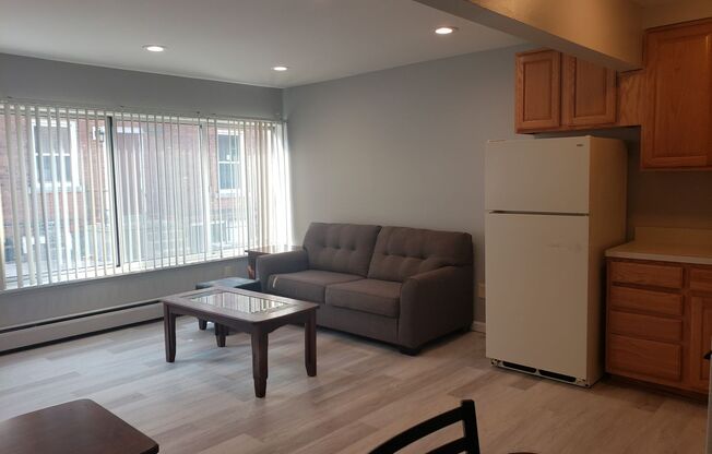 2 beds, 1 bath, 668 sqft, $2,350, Unit 01