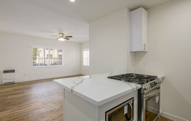 Studio, 1 bath, 423 sqft, $1,695, Unit 06