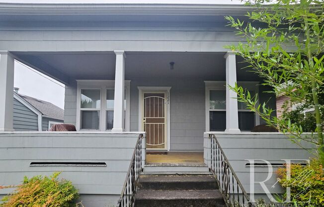Furnished Top-Floor Duplex in Bremerton | Clawfoot Tub + Shared Laundry