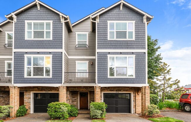 2BD 2.5BA + Bonus Room + Tri Level Townhouse w/Garage + AC + Balcony + Washer/Dryer