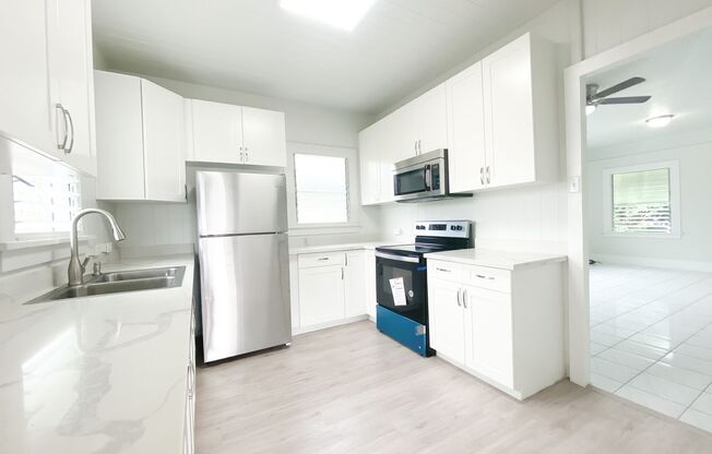 Charming Cottage in McCully - 2 bedroom / 1 bathroom + Parking