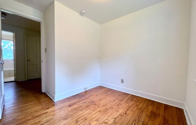 2 beds, 1 bath, 1,100 sqft, $995, Unit 822WB