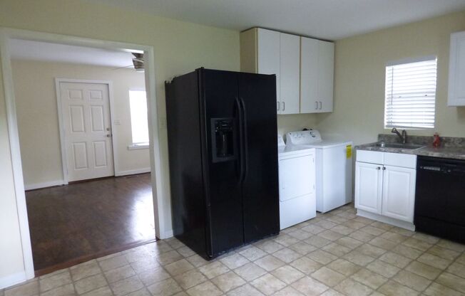 2 beds, 1 bath, $1,600