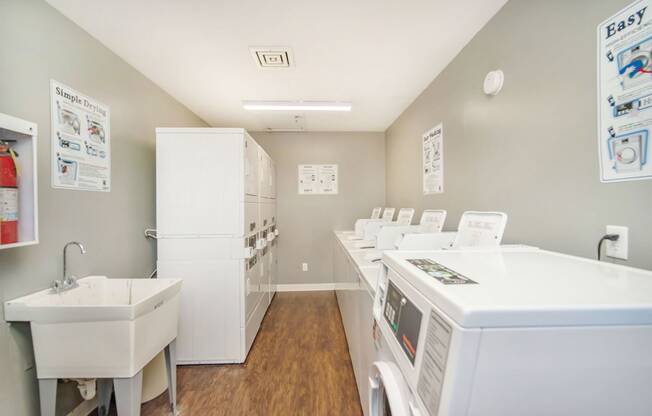 Brixin Franklin Apartments & Townhomes Community Laundry