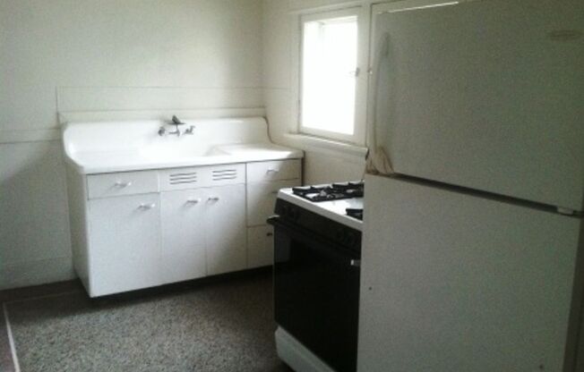 3 beds, 1 bath, $1,500, Unit Upper