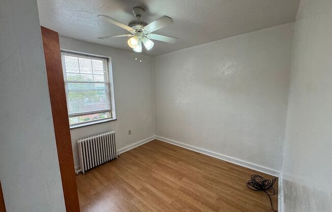 3 beds, 1 bath, 800 sqft, $2,100, Unit 406D