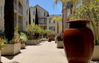 Parc Crossing 1 Bed 1 Bath Unit in Mountain View Available Now!!!!