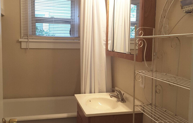 Studio, 1 bath, $695, Unit APT. A