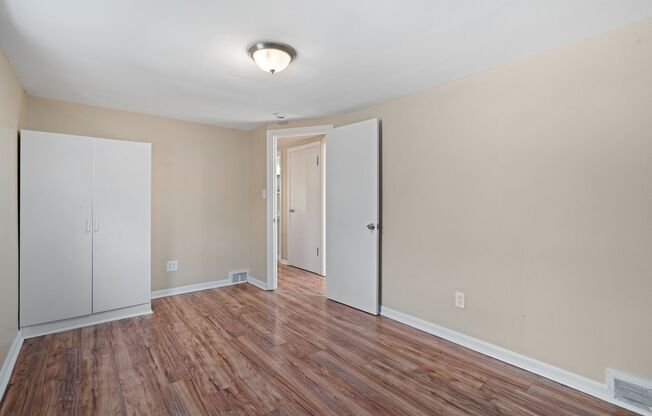 MOVE IN SPECIAL! SCORE HALF OFF 1ST MONTH'S RENT IF SIGNED BY NOV. 21! Cozy 3 Bedroom home in McKees Rocks available now!