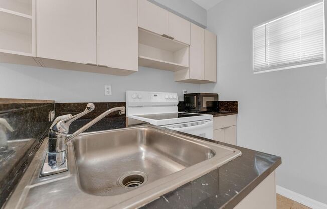 1421 SW 3 ST