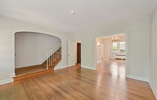 Charming Rowhome with Garage in Prime Glover Park Location – Available for August Start!