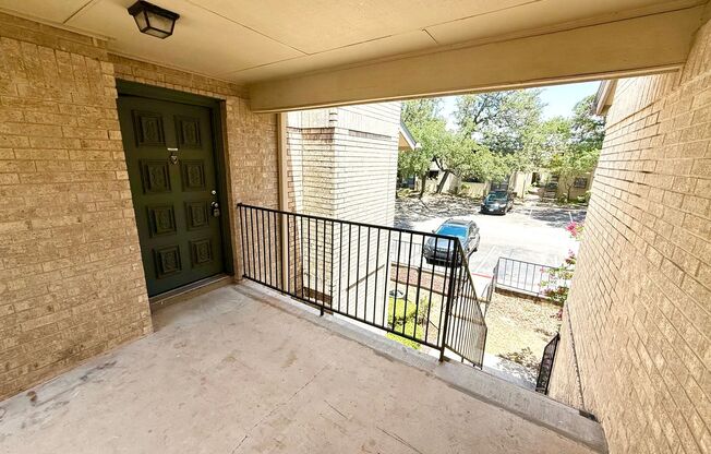 **APPLICATION RECEIVED** BEAUTIFUL Upstairs One Bedroom / One Bath CONDO!