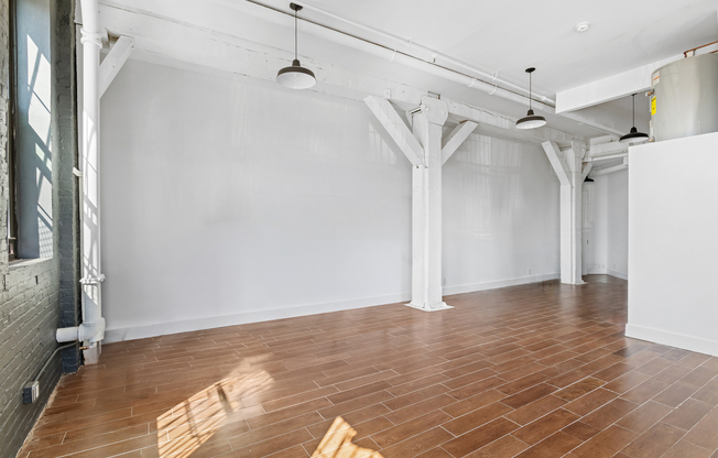 Studio, $4,700, Unit 1M