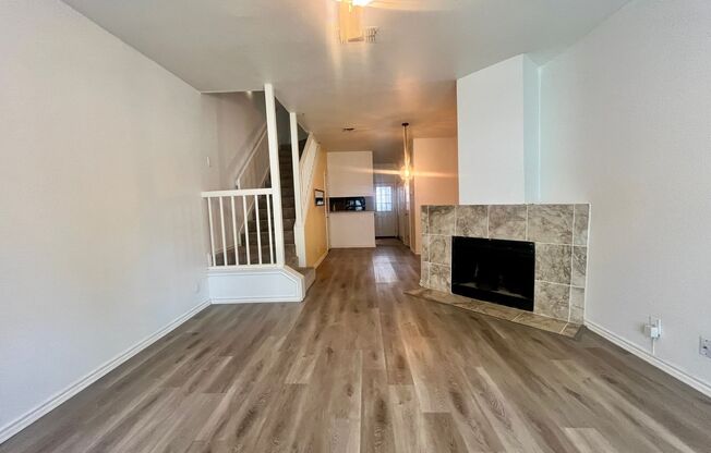 2 Bedroom/2.5 Bath Townhome! Close to Major Hwys: 281-1604-410