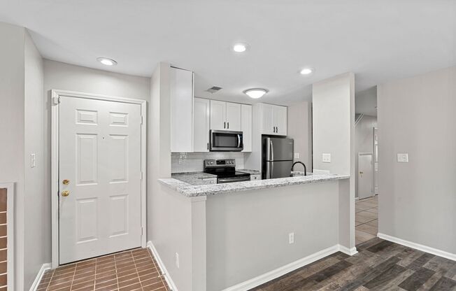 Unique 3 Bedroom/ 3 Full Bathroom 2 Story Condo in Historic Uptown Neighborhood