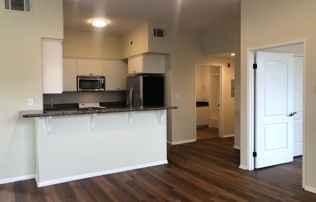 Mid Town Ventura Upstairs 2+2 Apartment