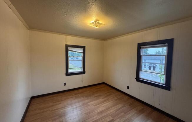 1415 E 5 ST