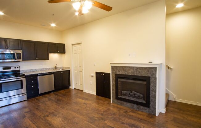 Sellwood: Lease this 1 Bed: 1 1/2 Bath! Washer/Dryer, D/W & Balcony!
