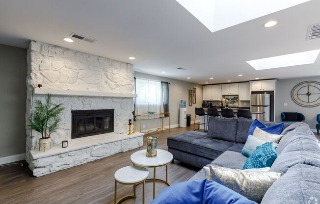 2 beds, 2 baths, 1,000 sqft, $1,325, Unit 303