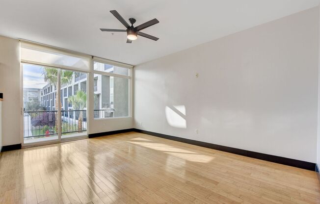 Loft 5 #310- Stunning 1Bd/2.5Ba Two Level Loft Offers 1776sf of Expansive Spacing