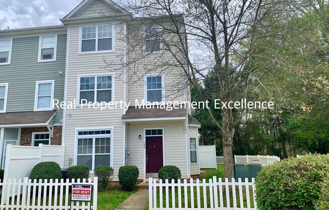 Raleigh Townhome Convenient to I440 & I540, Huge Master Suite, Near Anderson Pointe Park!