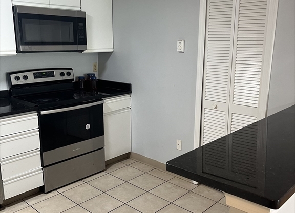 2 beds, 2 baths, 1,000 sqft, $2,000, Unit H125