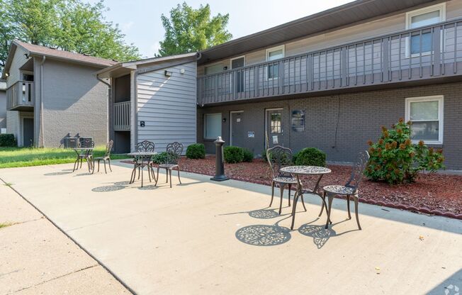 2 beds, 1 bath, 700 sqft, $825, Unit 2430-4 L