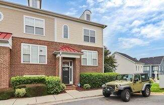 Beautiful End-Unit Townhome on a Prime Location!
