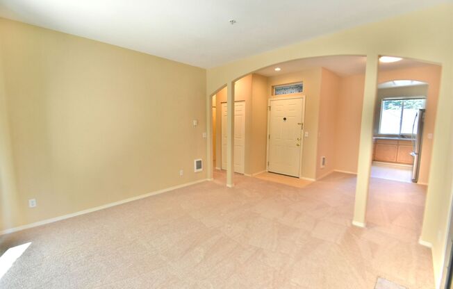 2 beds, 1 bath, $2,000, Unit # #T 202