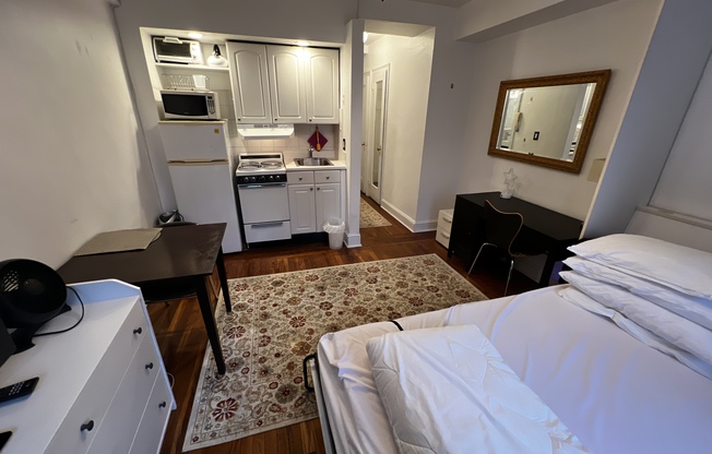 Studio, 1 bath, $2,400, Unit 1711