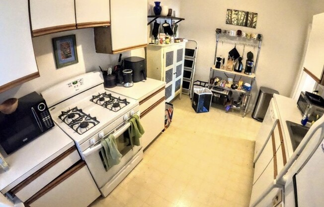 2 beds, 1 bath, 833 sqft, $2,200, Unit 42