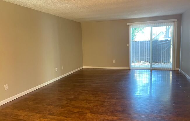 2 beds, 1 bath, 907 sqft, $1,400, Unit 1889B