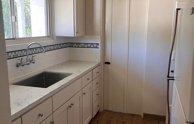 AVAILABLE NOW!! Delightful 1 bedroom, 1 bath apartment close to MJC East Campus!! W/D hookups!