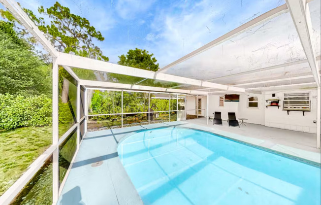 Great Property with Pool in Desirable Flamingo Estates!