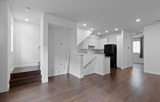 Amazing 3 Bd/ 3 Ba Townhome in Van Nuys!