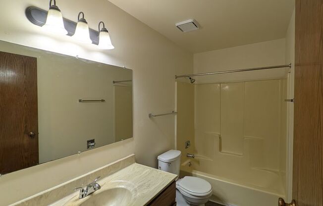 2 beds, 1 bath, 970 sqft, $1,249, Unit FB 3132