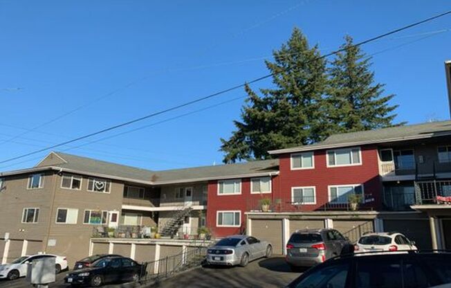 Spacious Montavilla 2 Bedroom Top Floor Unit- Great Natural light- Carport- Fur Babies Welcome