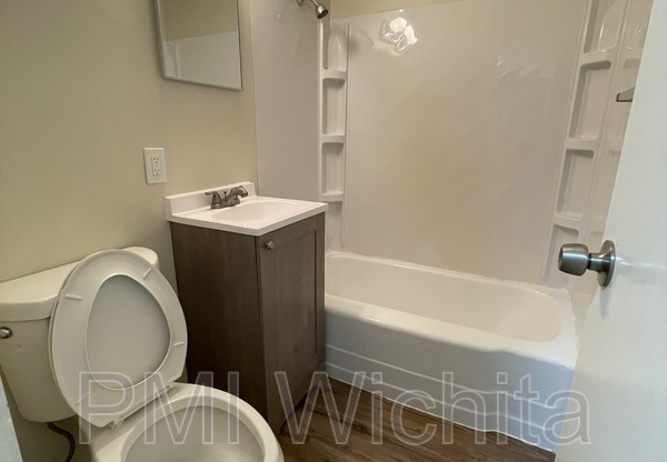 2 beds, 1 bath, 768 sqft, $995