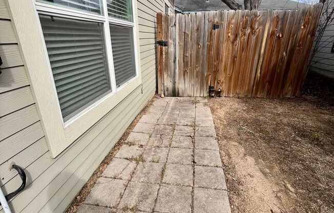 3/2 Single Story Conveniently Located to Downtown & the Pearl ~ Move in Ready!