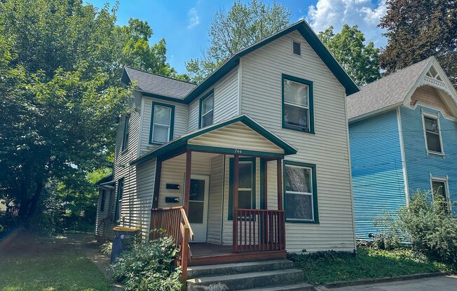 744 Jackson NW
